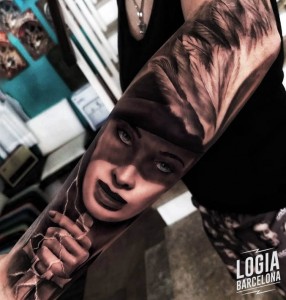 tatuaje_brazo_mujer_puñal_sombrero_logia_barcelona_diego_almeida 